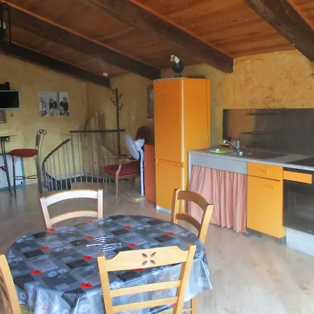 Couette-café Ferme Des Combettes 3*